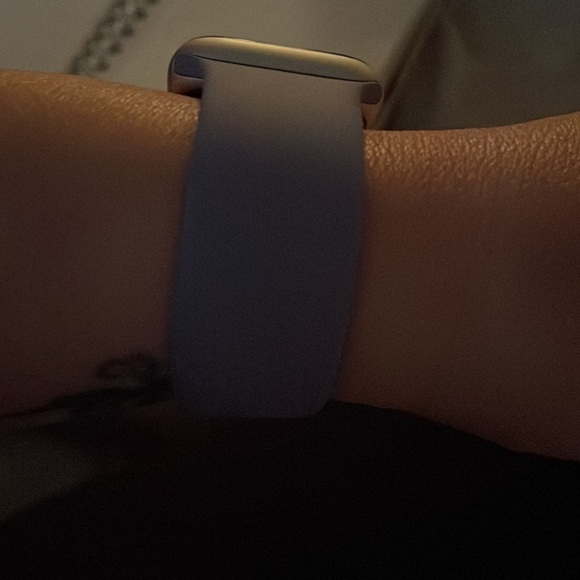 Apple SE Model A2351 Watch With Lavender Band Like New With Charging Cable - Picture 2 of 2
